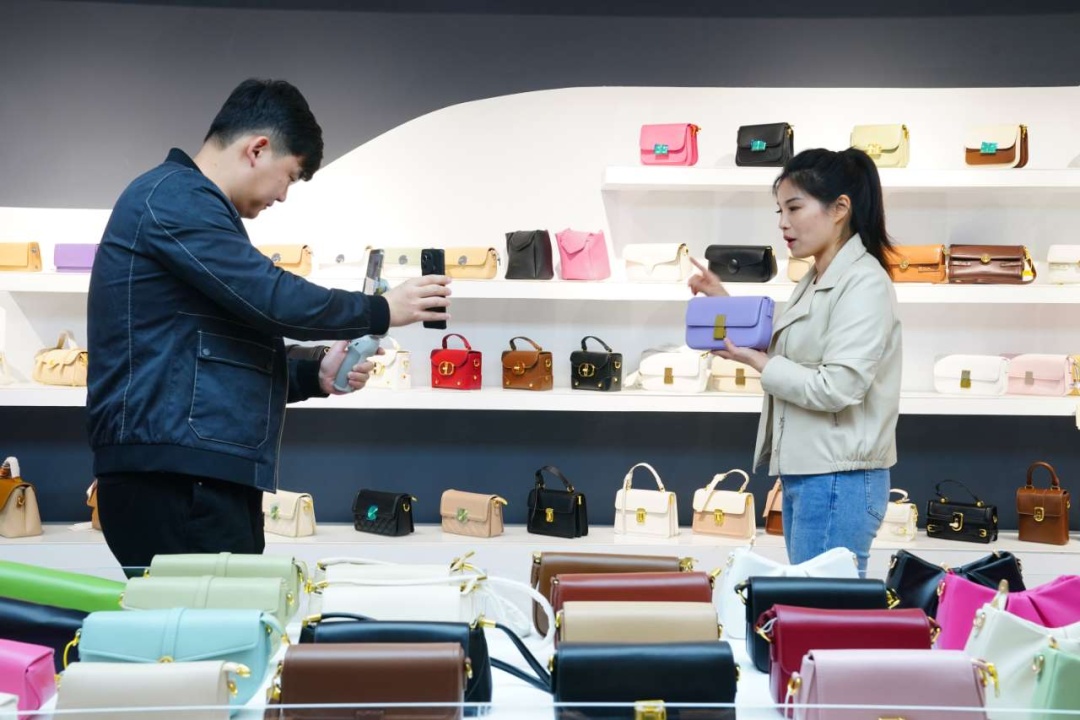 快遞業再創新高 全國業務量突破400億件，針紡織品銷售成亮點